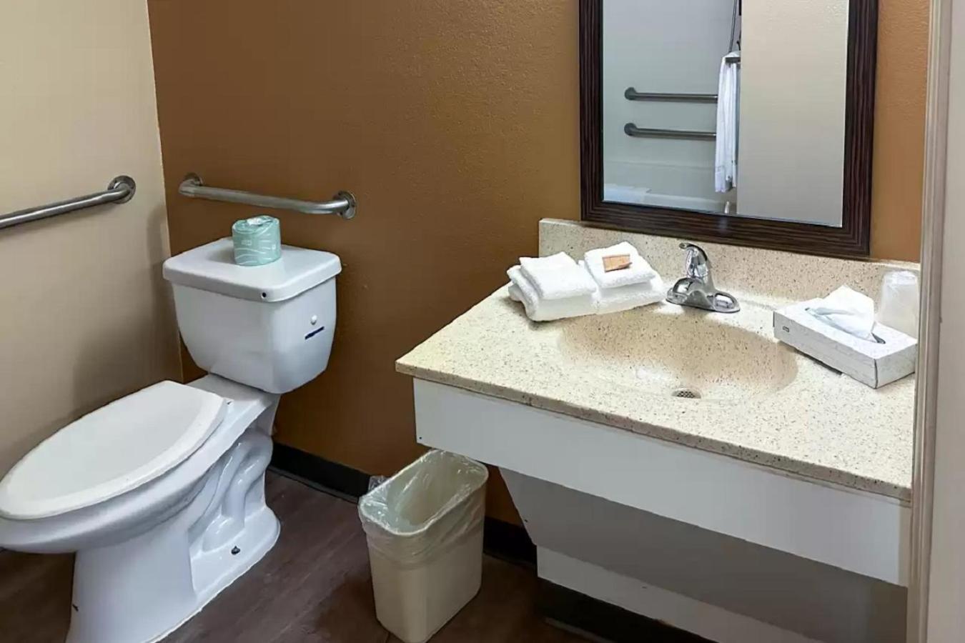 Suburban North I-45 Hotel 2*